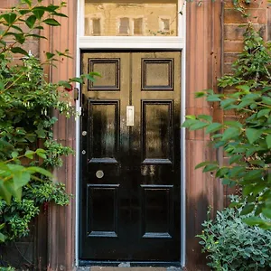 Apartment Beautiful, Traditional 2 Bedroom Main Door Flat, Edinburgh