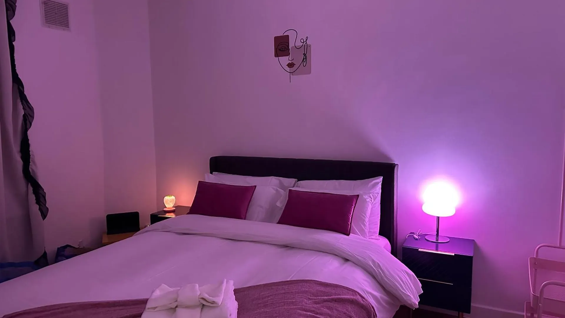 Private Main Door Two Bedrooms Apartment United Kingdom