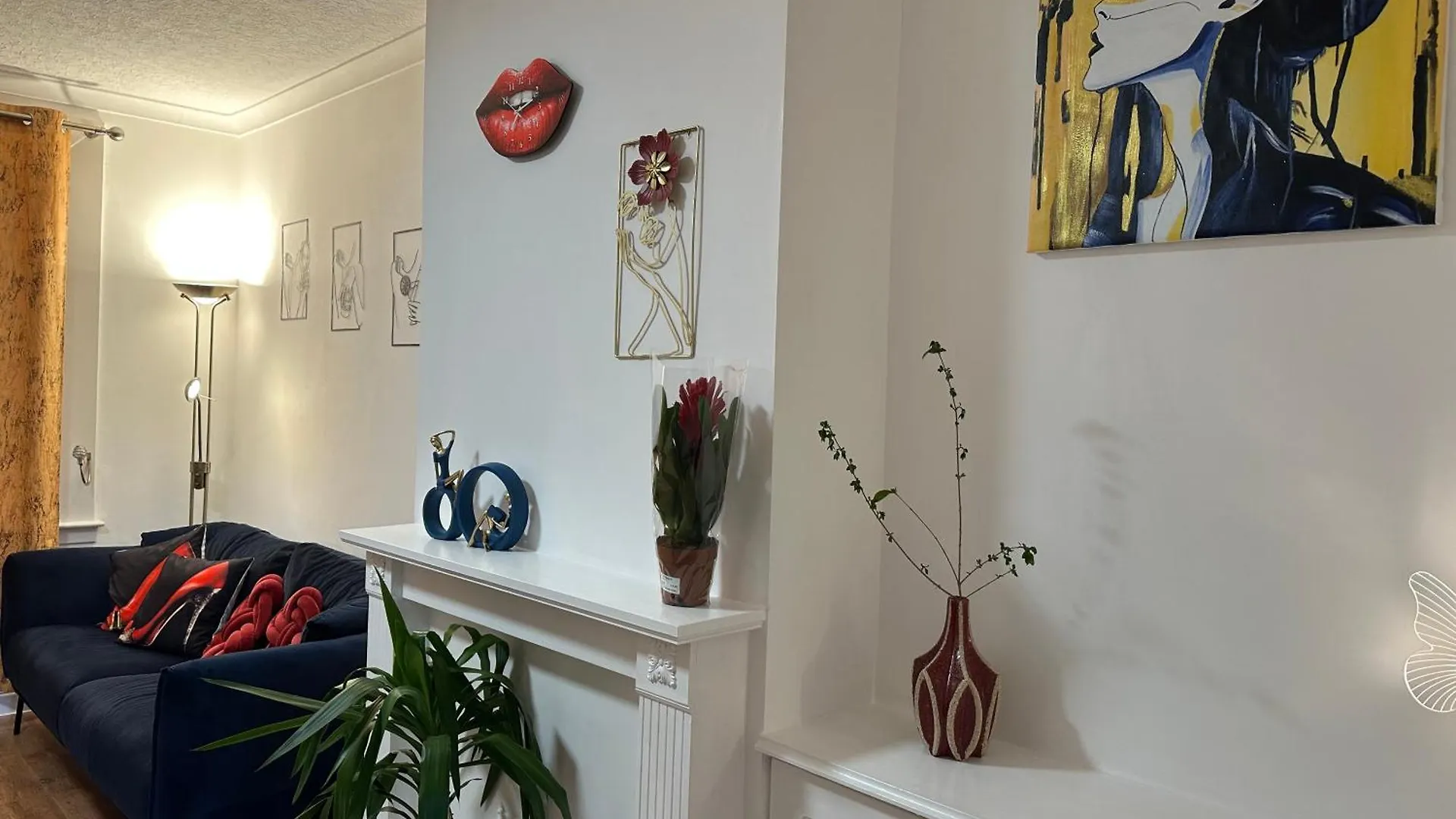 Private Main Door Two Bedrooms Apartment United Kingdom